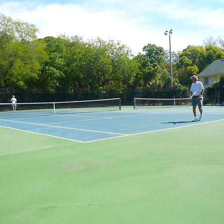 Affordable Two Bedroom Tropical Condo - Private Beach, Pools, Hot Tub St. Petersburg Exterior photo