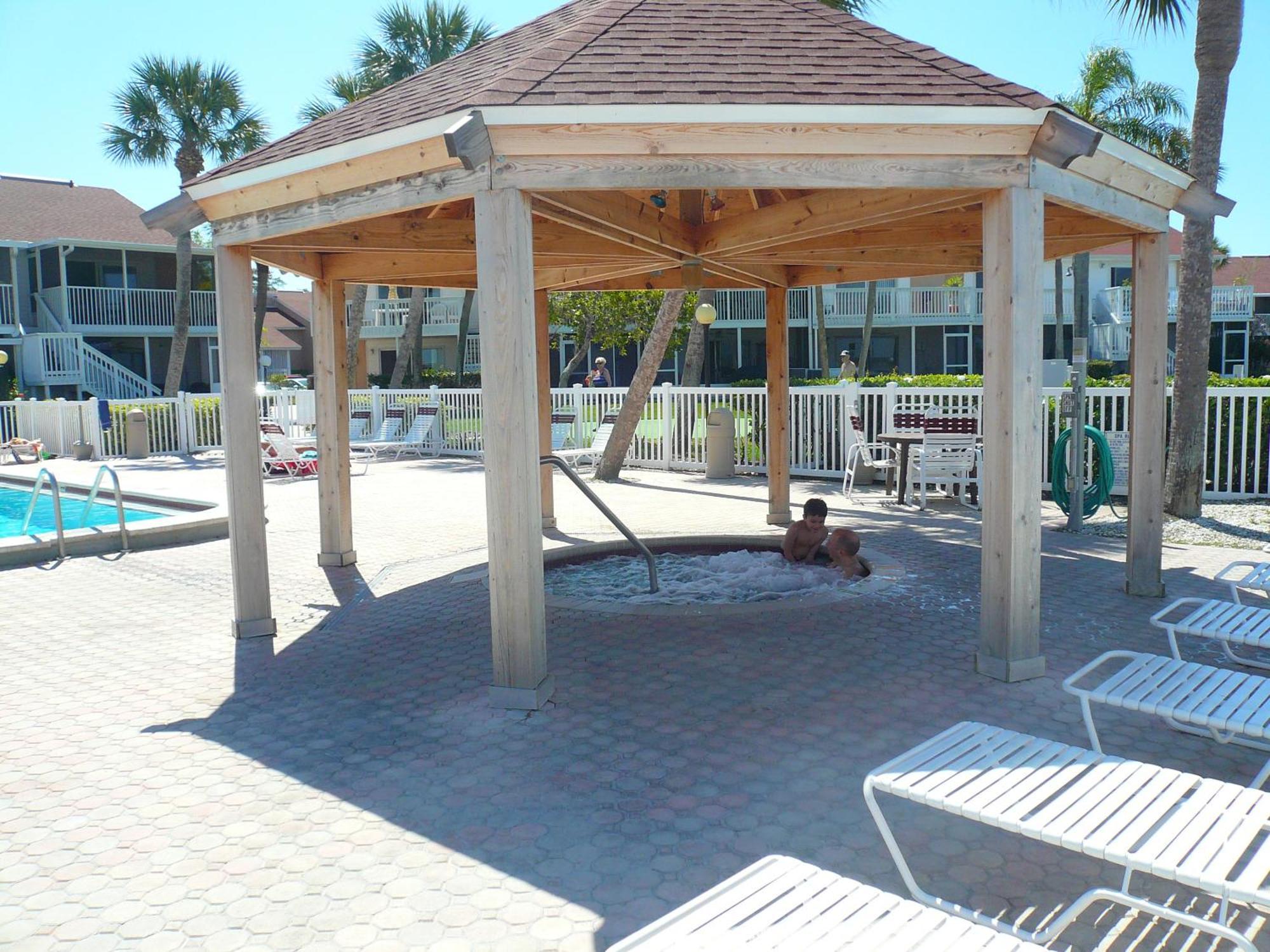 Affordable Two Bedroom Tropical Condo - Private Beach, Pools, Hot Tub St. Petersburg Exterior photo