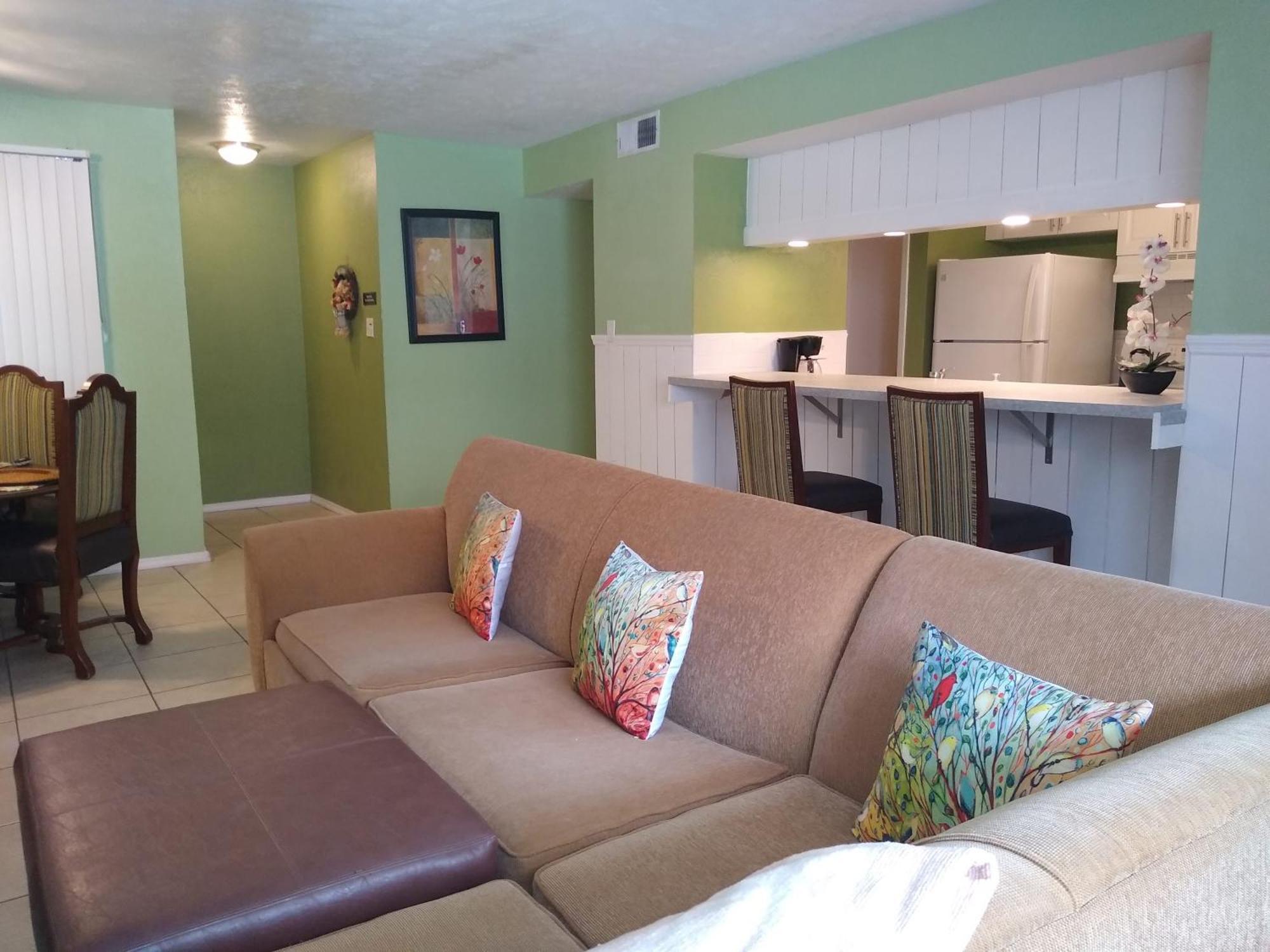 Affordable Two Bedroom Tropical Condo - Private Beach, Pools, Hot Tub St. Petersburg Exterior photo