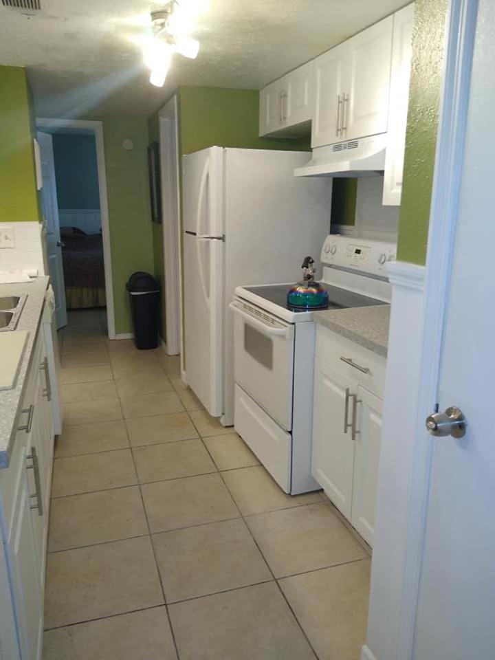Affordable Two Bedroom Tropical Condo - Private Beach, Pools, Hot Tub St. Petersburg Exterior photo
